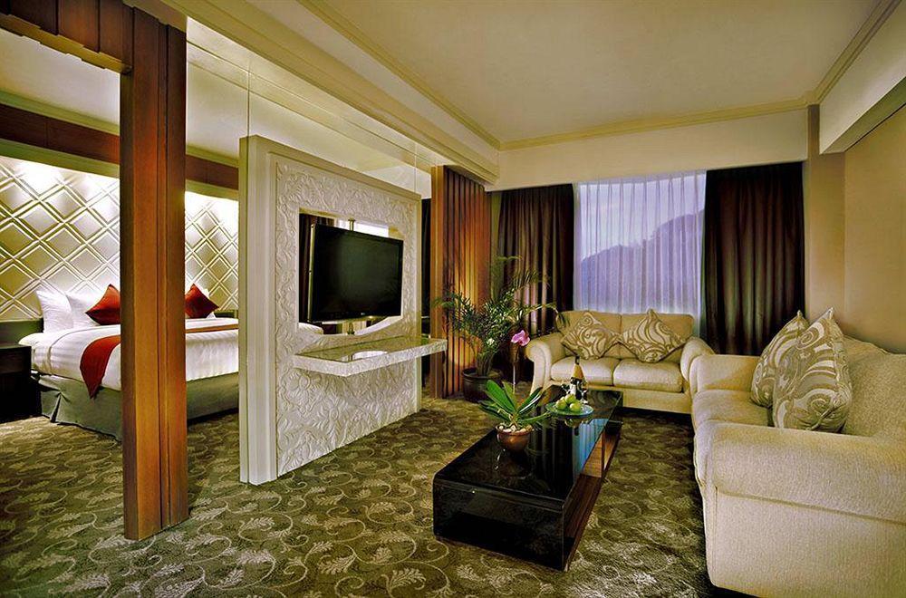 Atria Hotel Маланг Экстерьер фото