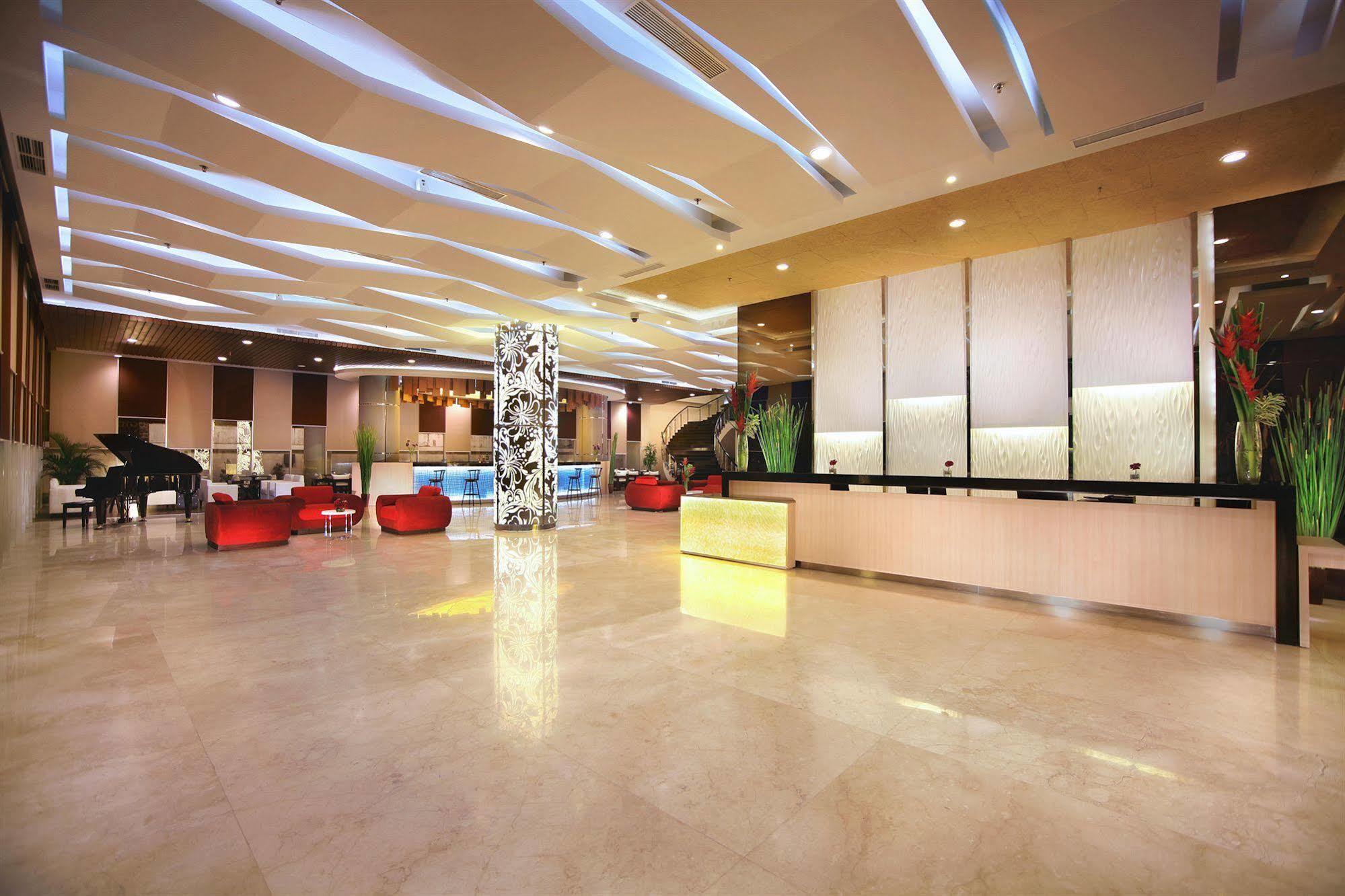Atria Hotel Маланг Экстерьер фото